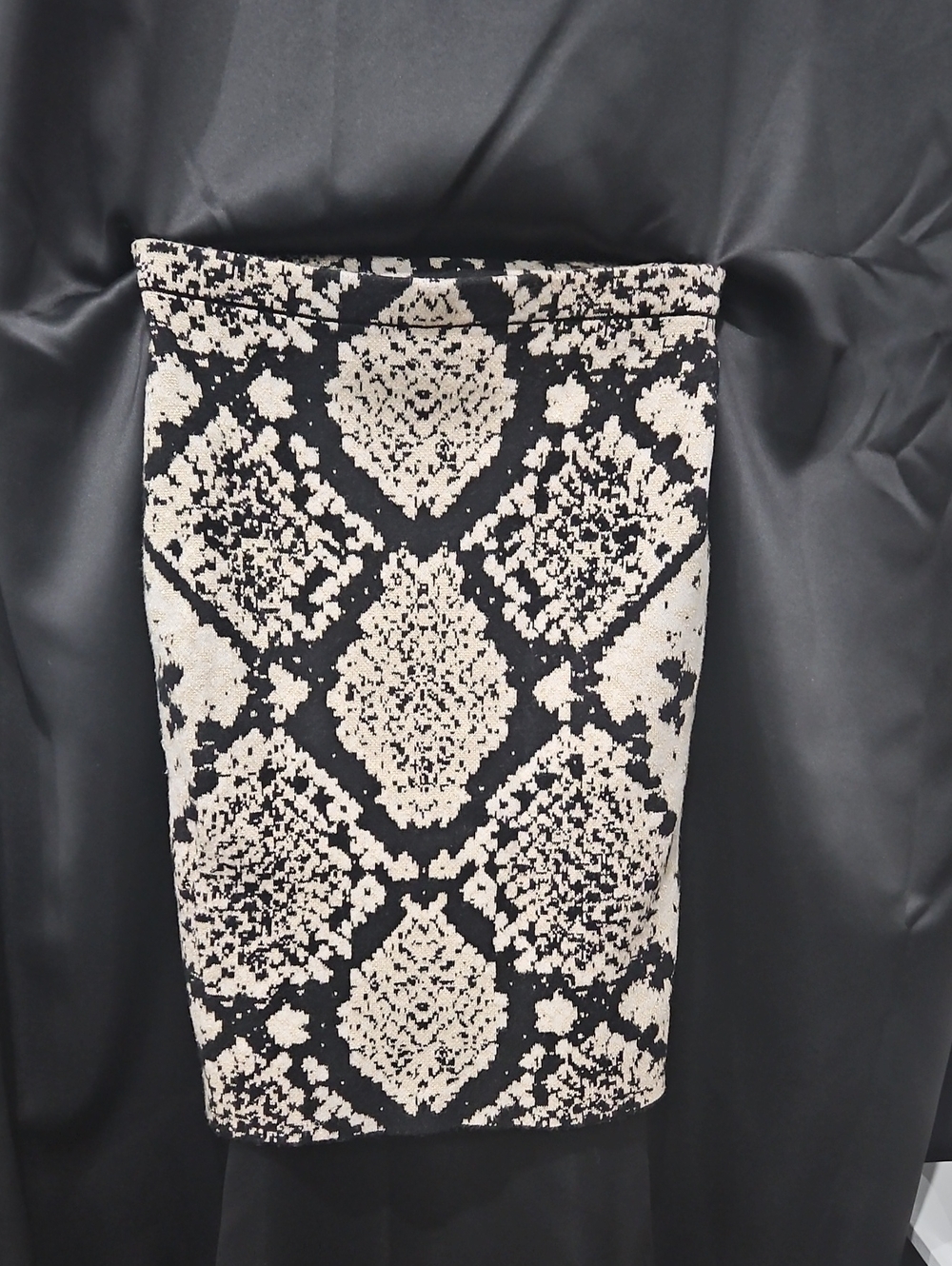 Tahari Black and Cream Patterned Pencil Skirt